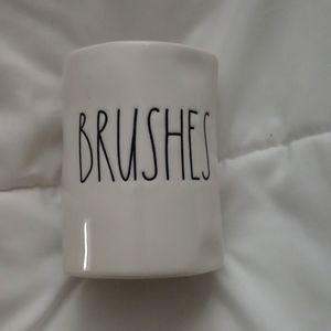 Brushes holder
